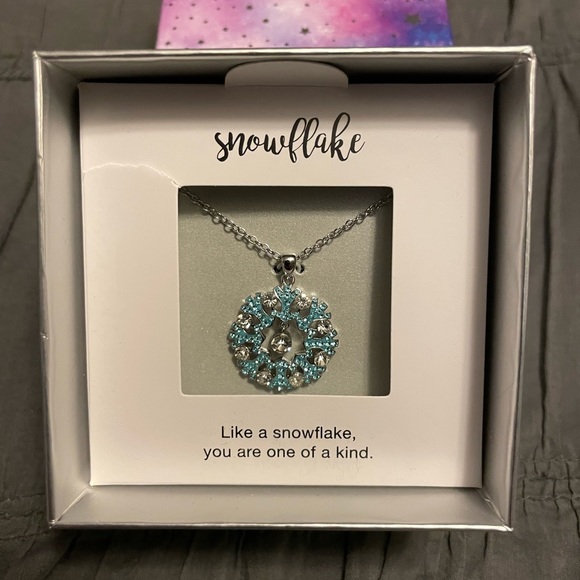 Snowflake Necklace - Picture 1 of 2